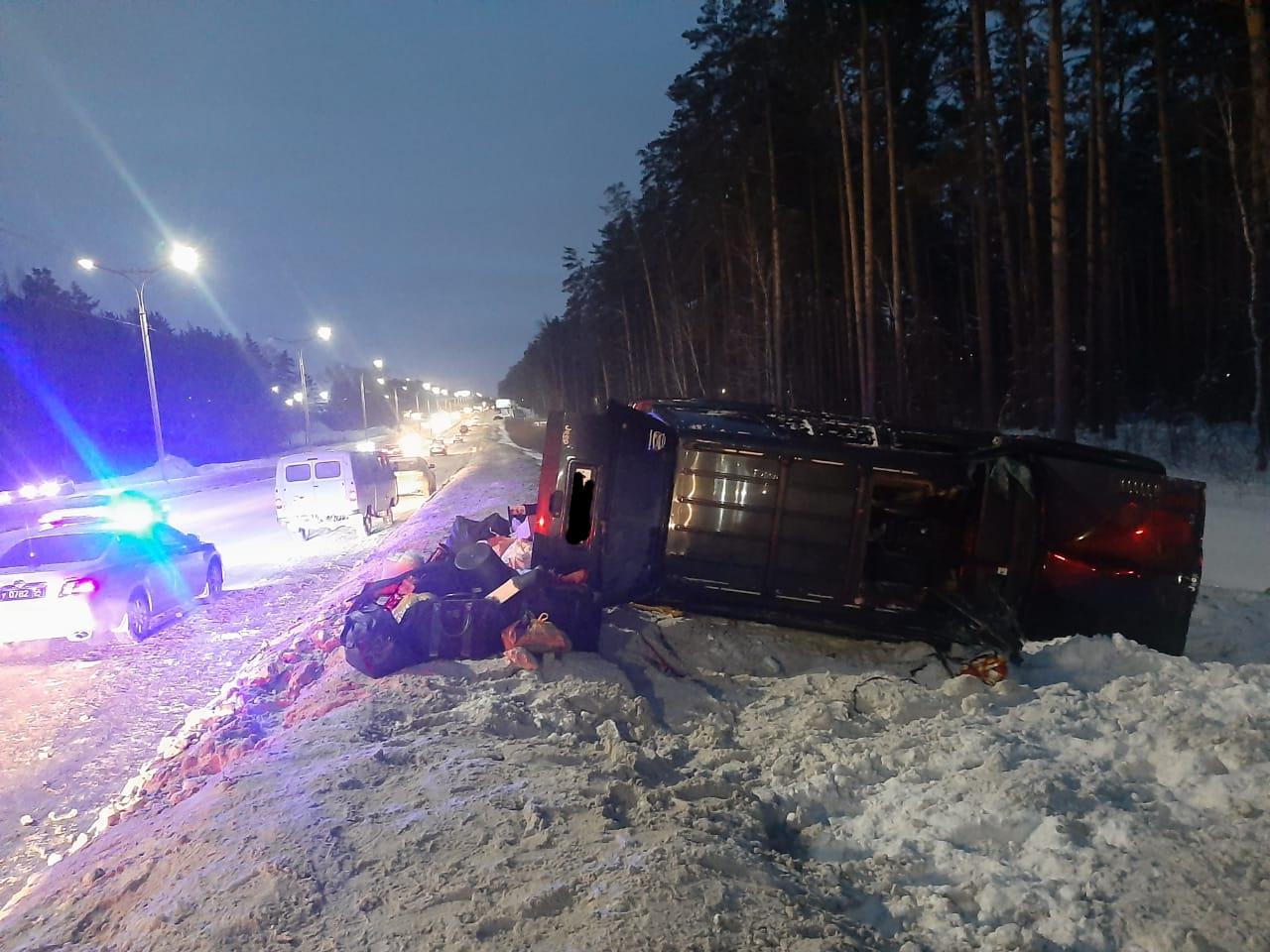Фото В Новосибирске водитель Jeep погиб после наезда на сугроб 2
